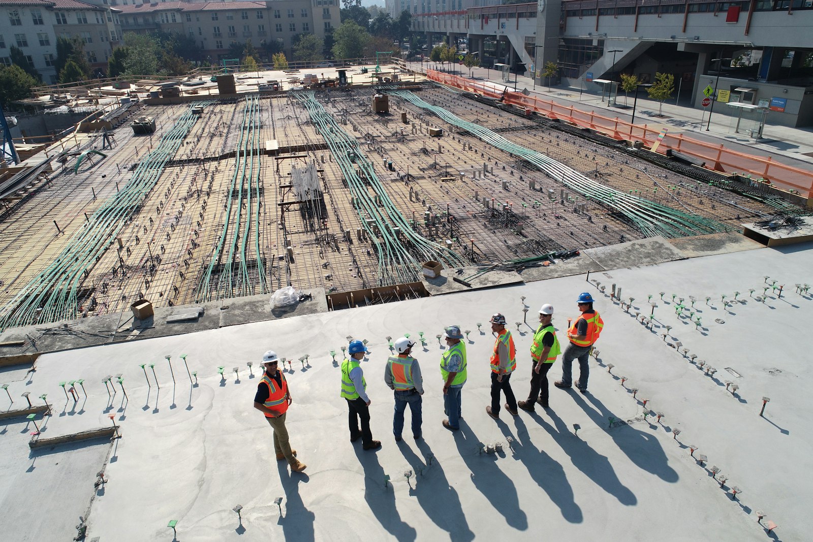 Bauleiter-Team bespricht sich auf einer Rohbaudecke